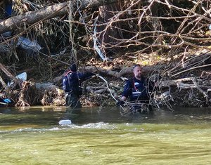 Policjanci podczas działań na terenach objętych powodzią.