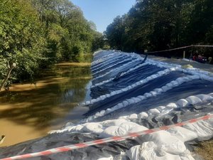 Policjanci podczas działań na terenach objętych powodzią.