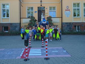 Dzieci, policjantka i polfinek podczas spotkań.