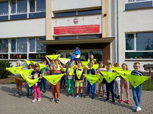 Dzieci, policjantka i polfinek podczas spotkań.