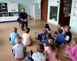 Policjantka i dzieci podczas zajęć.