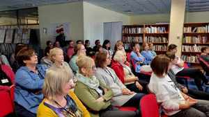 Policjanci i personel biblioteki podczas szkolenia.