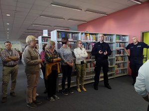 Policjanci i personel biblioteki podczas szkolenia.