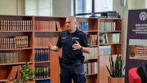 Policjanci i personel biblioteki podczas szkolenia.