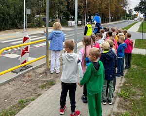 Policjantka i uczniowie podczas spotkania.