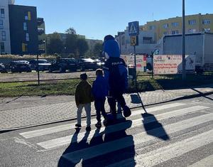 Policjanci i dzieci podczas spotkania.