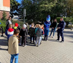 Policjanci i dzieci podczas spotkania.