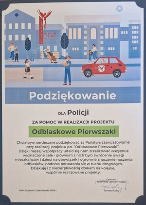 Policjanci i uczniowie podczas marszu.