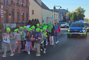 Policjanci i uczniowie podczas marszu.