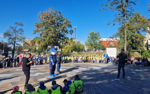 Policjanci i uczniowie podczas marszu.