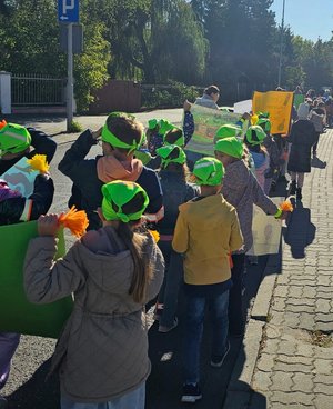 Policjanci i uczniowie podczas marszu.