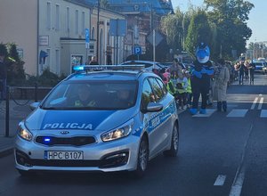 Policjanci i uczniowie podczas marszu.