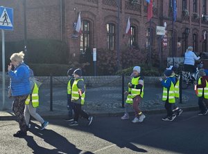 Policjanci i uczniowie podczas marszu.