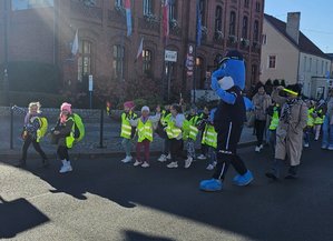 Policjanci i uczniowie podczas marszu.