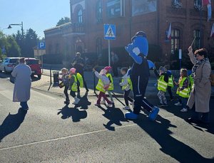 Policjanci i uczniowie podczas marszu.