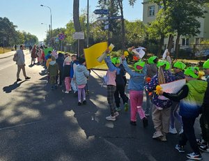 Policjanci i uczniowie podczas marszu.