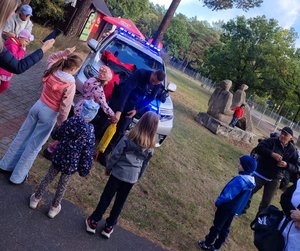 Policjanci i dzieci podczas zajęć w Myślęcinku.