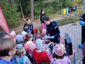 Policjanci i dzieci podczas zajęć w Myślęcinku.