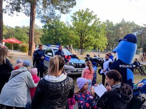 Policjanci i dzieci podczas zajęć w Myślęcinku.