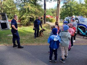 Policjanci i dzieci podczas zajęć w Myślęcinku.