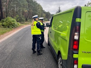 Policjanci ruchu drogowego podczas działań na drodze