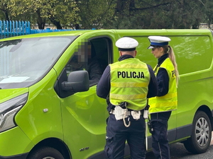 Policjanci ruchu drogowego podczas działań na drodze