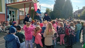 Policjanci i uczniowie podczas zajęć.