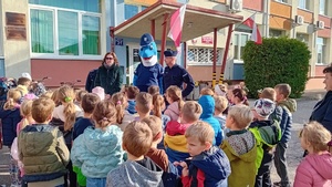 Policjanci i uczniowie podczas zajęć.