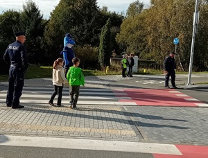 Policjanci i uczniowie podczas zajęć.