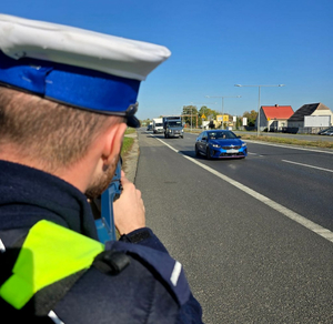 Policjant ruchu drogowego podczas działań na drodze