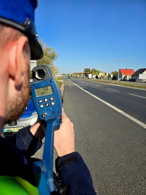 Policjant ruchu drogowego podczas działań na drodze