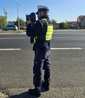 Policjant ruchu drogowego podczas działań na drodze