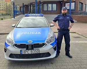 Policjant przy radiowozie