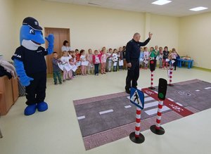 Policjanci podczas spotkania z dziećmi