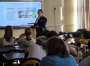 policjanci i uczniowie podczas zajęć