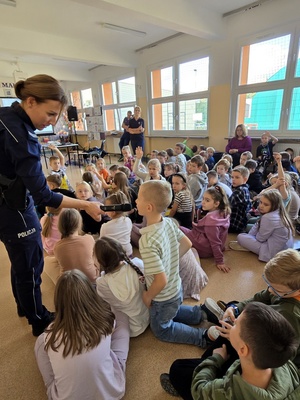 policjanci i uczniowie podczas zajęć