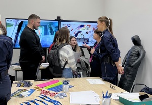 Policjanci na spotkaniu z osobami zainteresowanymi wstąpieniem do służby w policji