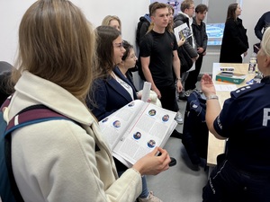 Policjanci na spotkaniu z osobami zainteresowanymi wstąpieniem do służby w policji