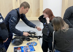 Policjanci na spotkaniu z osobami zainteresowanymi wstąpieniem do służby w policji