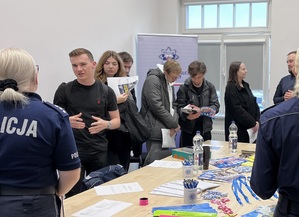 Policjanci na spotkaniu z osobami zainteresowanymi wstąpieniem do służby w policji