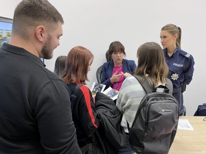 Policjanci na spotkaniu z osobami zainteresowanymi wstąpieniem do służby w policji