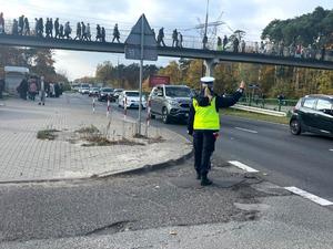 Policjanci w trakcie działań na drodze