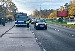 Policjanci w trakcie działań na drodze