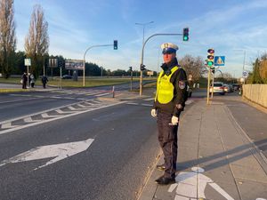 Policjanci w trakcie działań na drodze