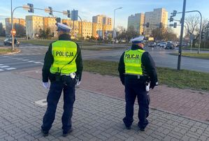 Policjanci w trakcie działań na drodze