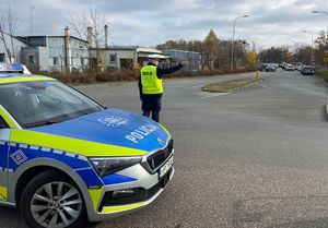 Policjanci w trakcie działań na drodze