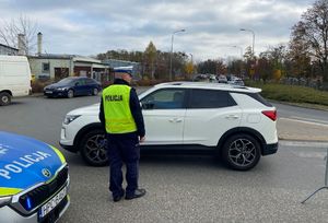 Policjanci w trakcie działań na drodze