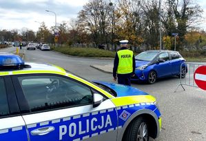 Policjanci w trakcie działań na drodze