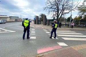 Policjanci w trakcie działań na drodze