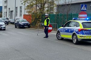 Policjanci w trakcie działań na drodze